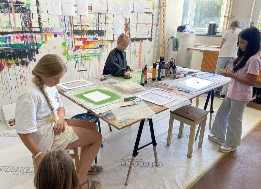 Malen und Zeichnen im Atelier